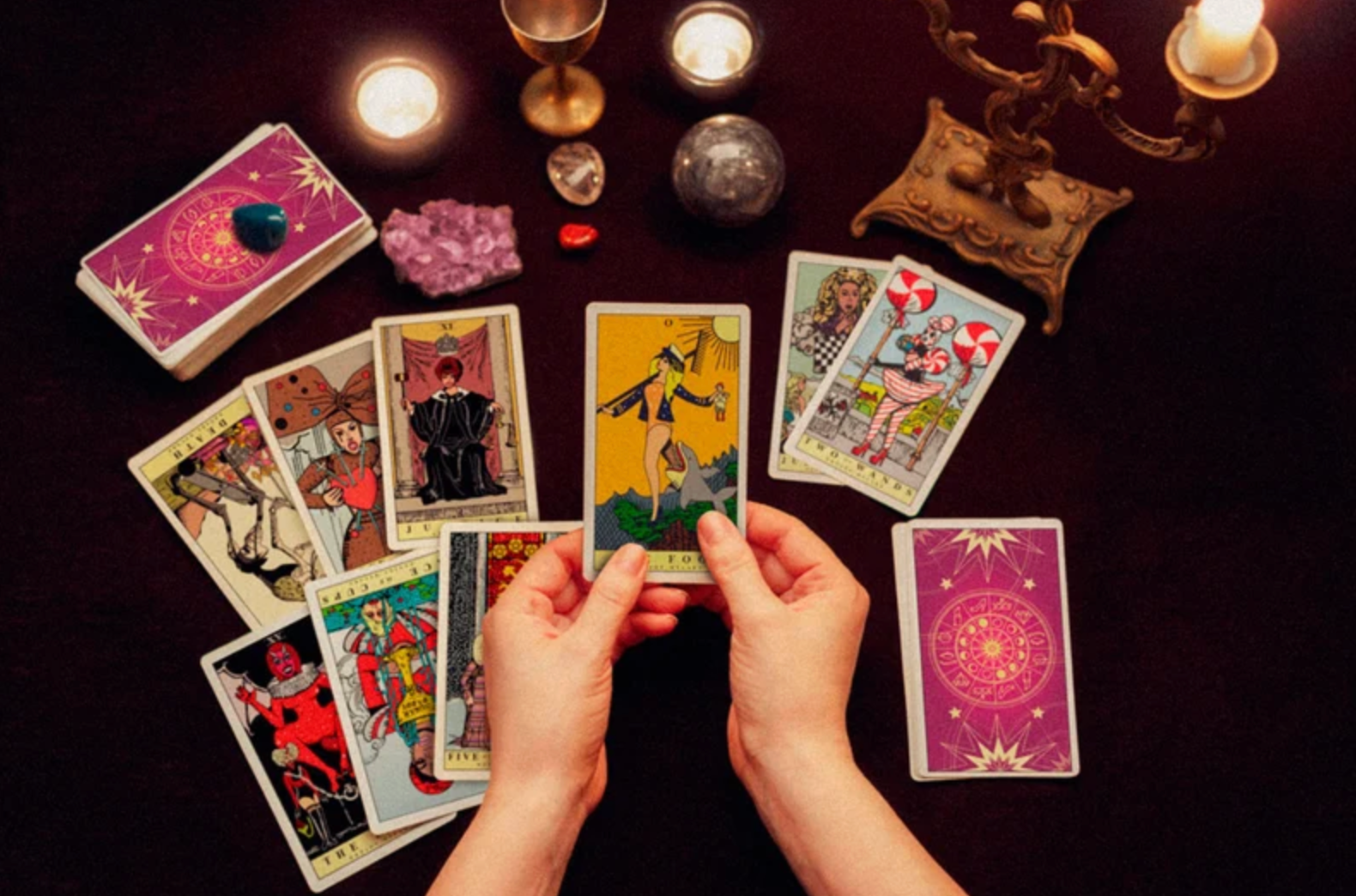 Fortune Queens: A Drag Race Tarot Deck (DRAG QUEENS)